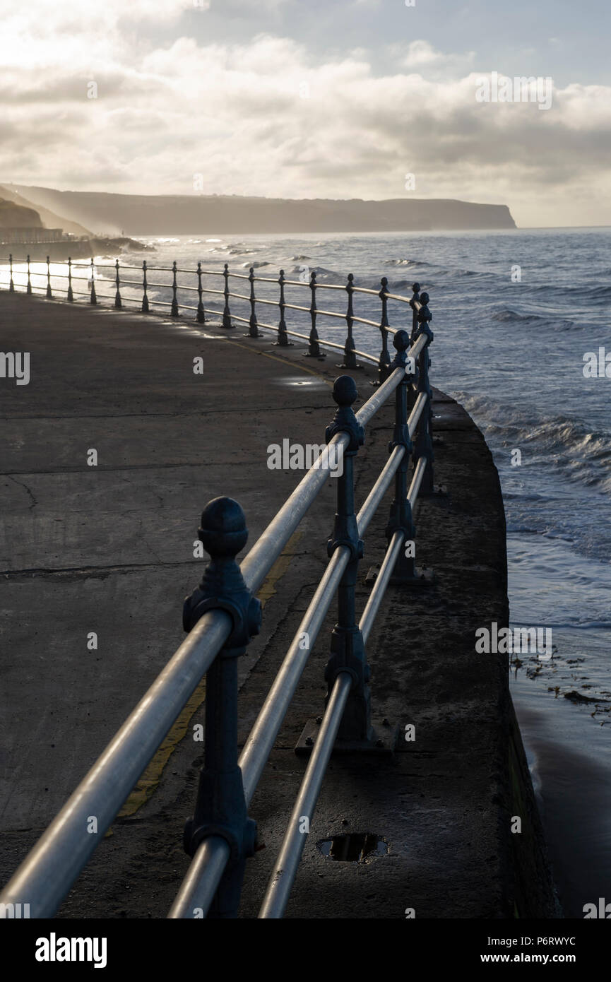 Coucher de soleil sur la plage de Whitby sur la côte du Yorkshire du Nord Banque D'Images