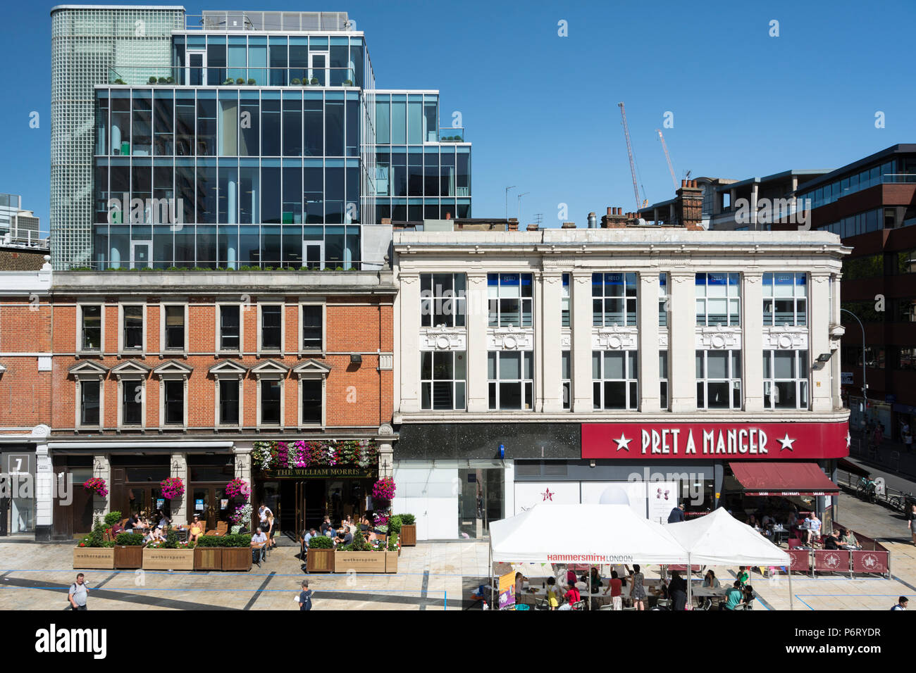 Pret A manger et Weatherspoons's William Morris public House in Lyric Square, Hammersmith, Londres, W6, Angleterre, ROYAUME-UNI Banque D'Images