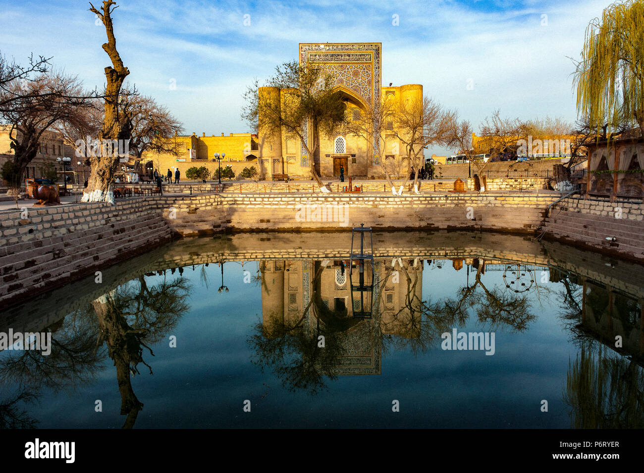 L'édifice religieux Kanaka Nadir Divanbegi se reflète sur l'eau de la piscine en face d'elle, dans le Square Lyabi-Hauz, Boukhara, Ouzbékistan Banque D'Images