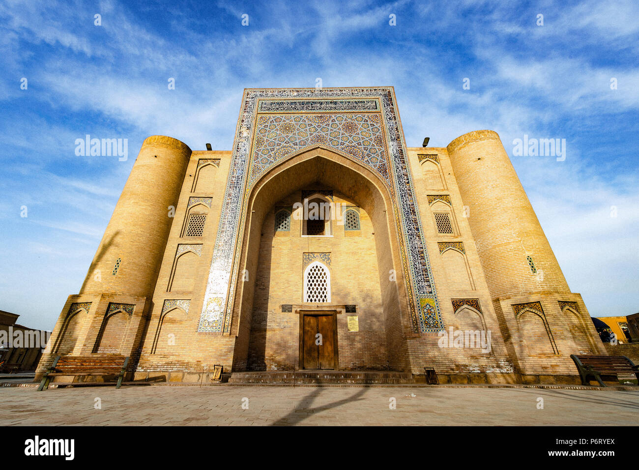 L'avant de l'édifice religieux Kanaka Nadir Divanbegi sur Lyabi-Hauz Square, à Boukhara, Ouzbékistan Banque D'Images