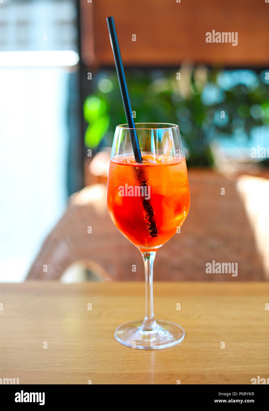 Verre à cocktail sur une table en bois Banque D'Images