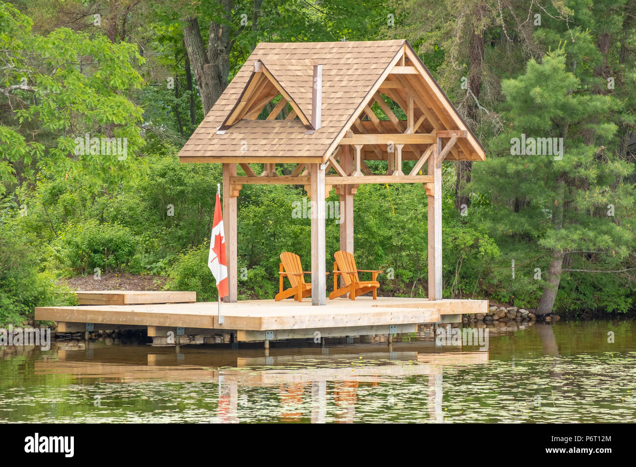 Petit quai et d'un coin salon situé sur le lac Muskoka en Ontario, au Canada. Banque D'Images