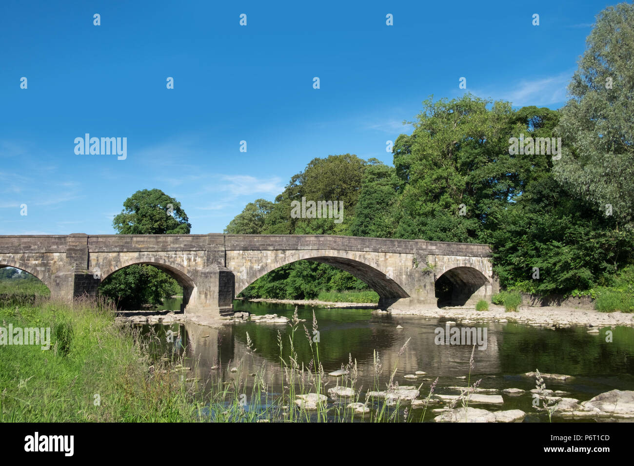 Edisford Bridge, Clitheroe, Lancashire, Royaume-Uni. Le pont est l'un des principaux passages frontaliers sur la rivière Ribble. Banque D'Images