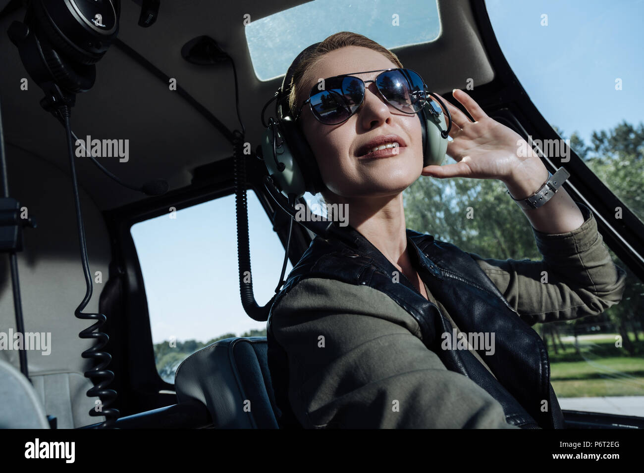 Belle femme pilote de contrôleur de la circulation aérienne à l'écoute Banque D'Images