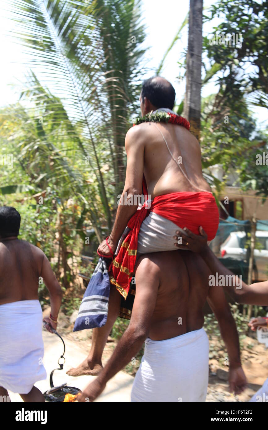Parayeduppu mamangam dans le cadre de machad,où l'ilayad,représentant de déesse bhagavathi sur les épaules d'edupanmar,visites dévots de bénir Banque D'Images