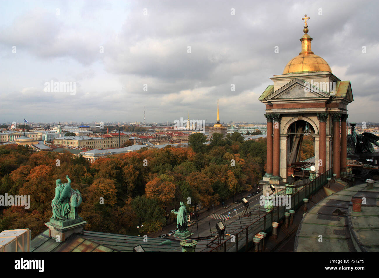 La ville, les quais de la rivière Neva et la forteresse Pierre et Paul - vu de la cathédrale Saint-Isaac à Saint-Pétersbourg, Russie Banque D'Images