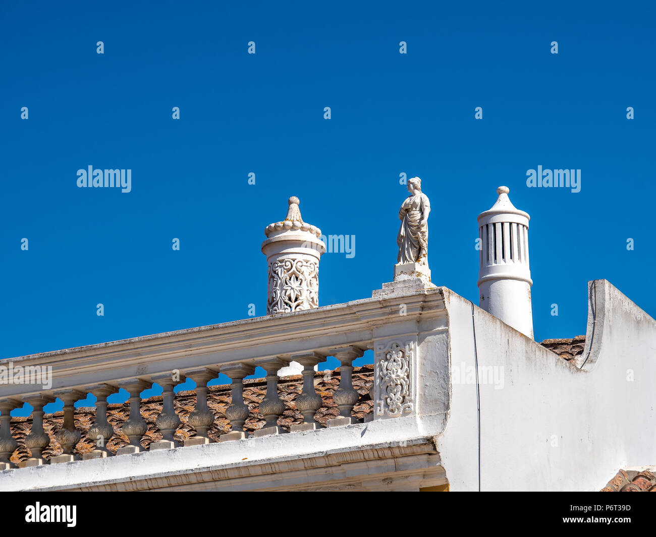Cheminées décoratives typique sur les toits de maisons, Algarve, Portugal Banque D'Images