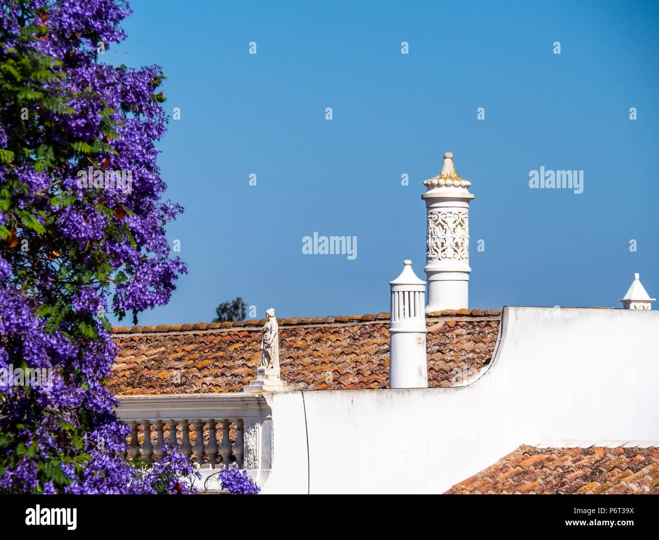 Cheminées décoratives typique sur les toits de maisons, Algarve, Portugal Banque D'Images