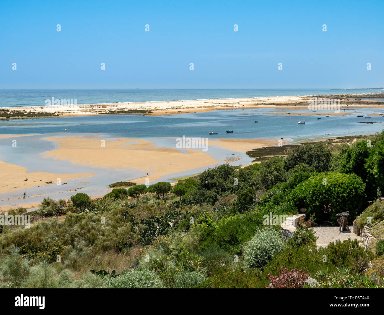 Vue de la côte au-dessous Forte de Cacela, Algarve, Portugal Banque D'Images