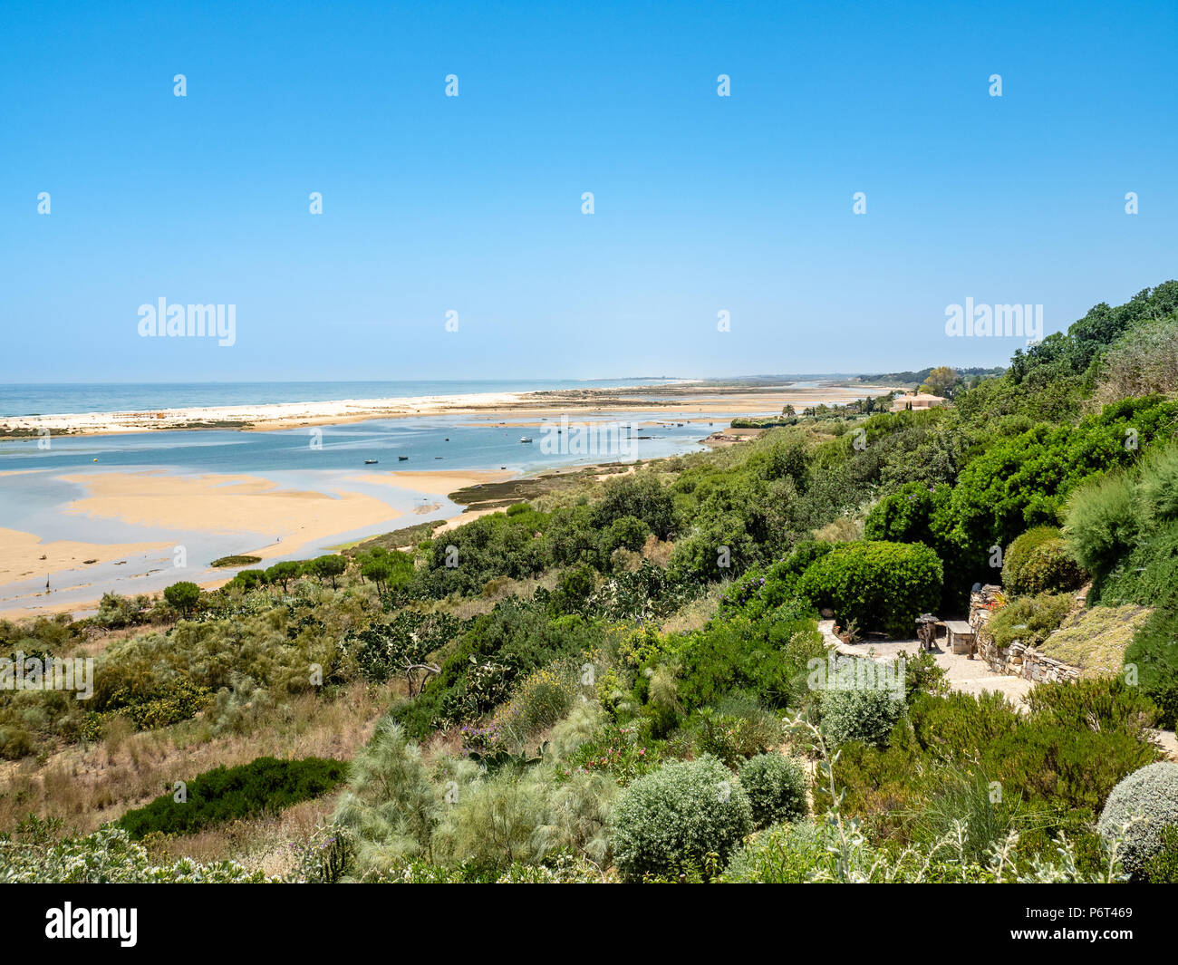 Vue de la côte au-dessous Forte de Cacela, Algarve, Portugal Banque D'Images