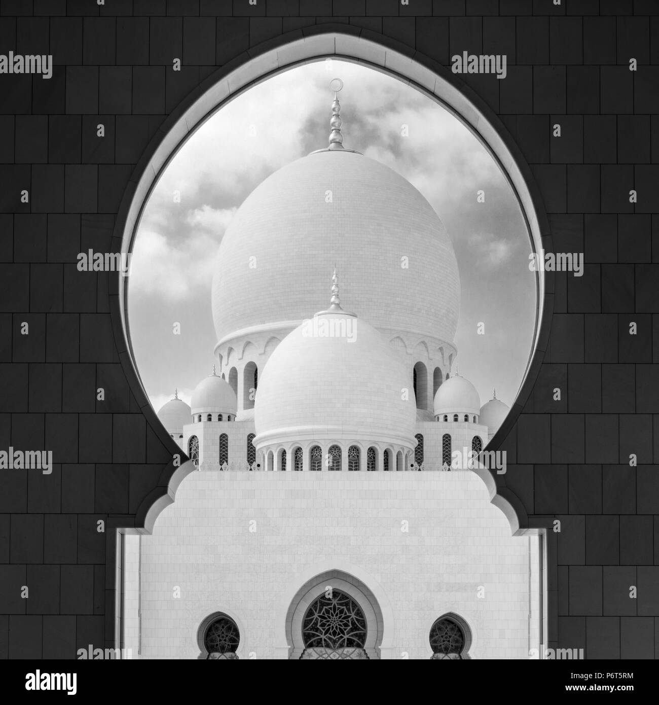 Vue de la coupole principale de la Grande Mosquée Sheikh Zayed encadrée par un arc. Abu Dhabi, UAE Banque D'Images