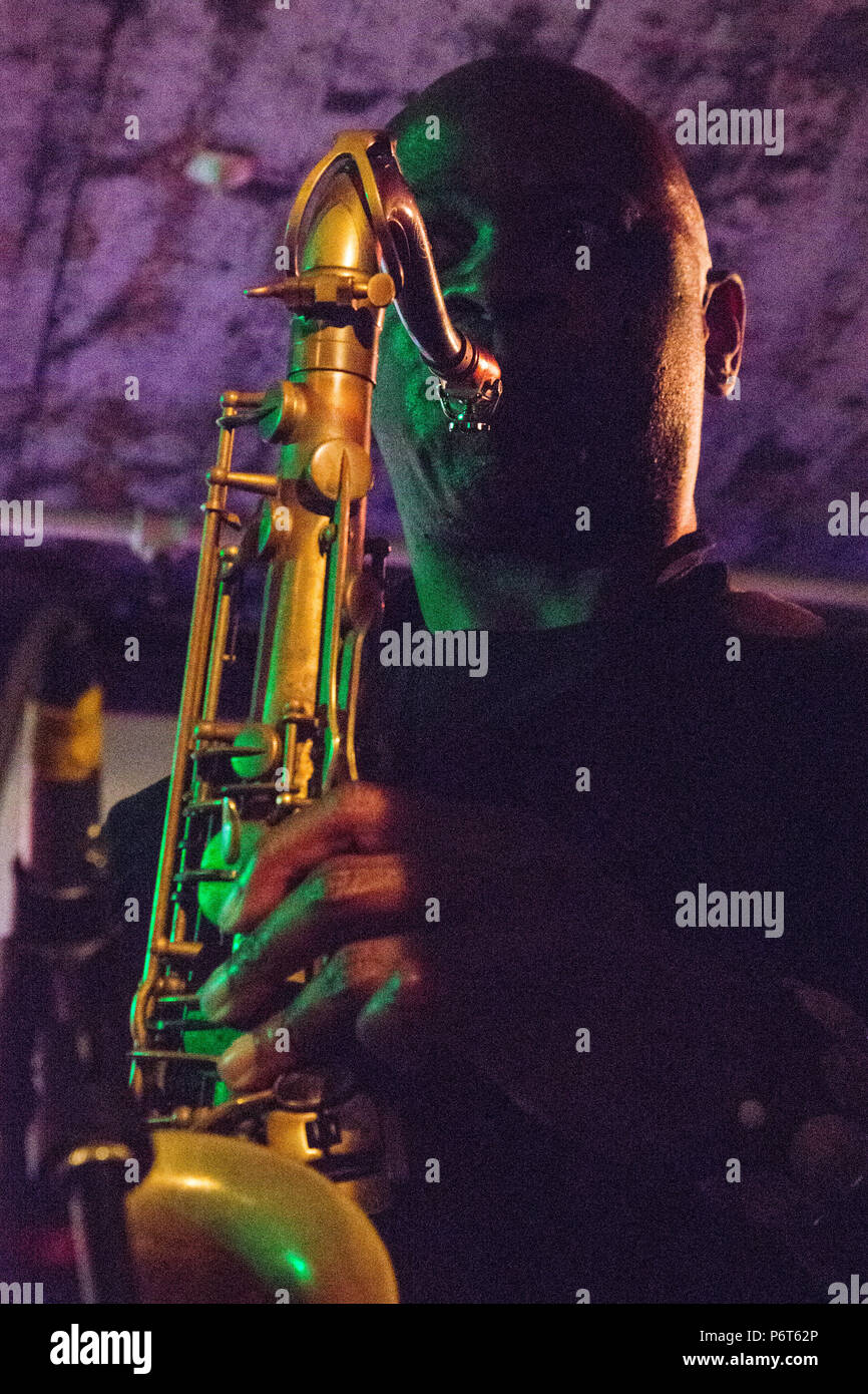 London UK 21 avril 2018 Phillip Whack saxophoniste et le nouveau JBs au NSI cafe à Peckham, dans le sud de Londres. Banque D'Images