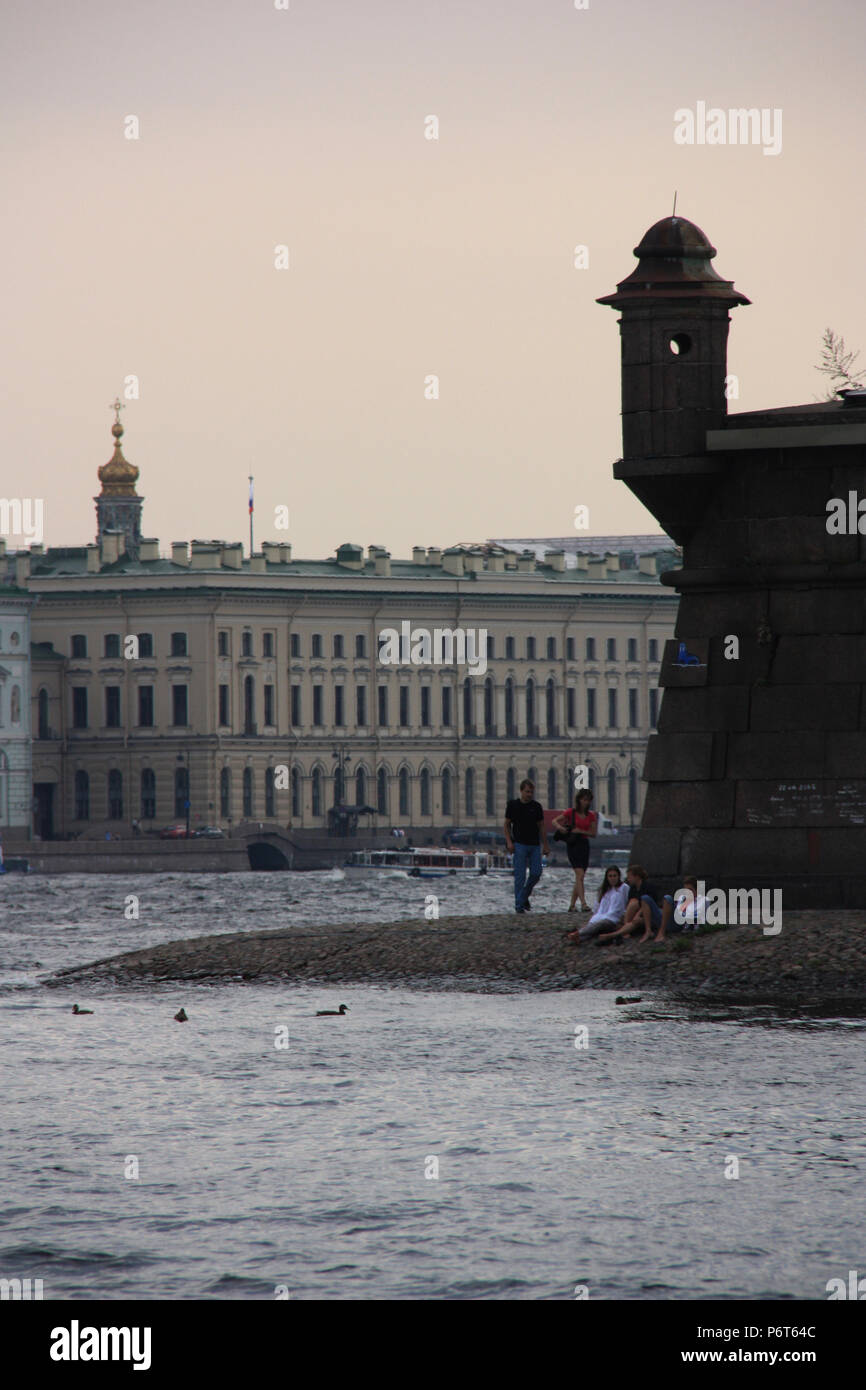 Les personnes bénéficiant d'une promenade le long de la plage de galets à côté de la forteresse Pierre et Paul à Saint-Pétersbourg, Russie Banque D'Images