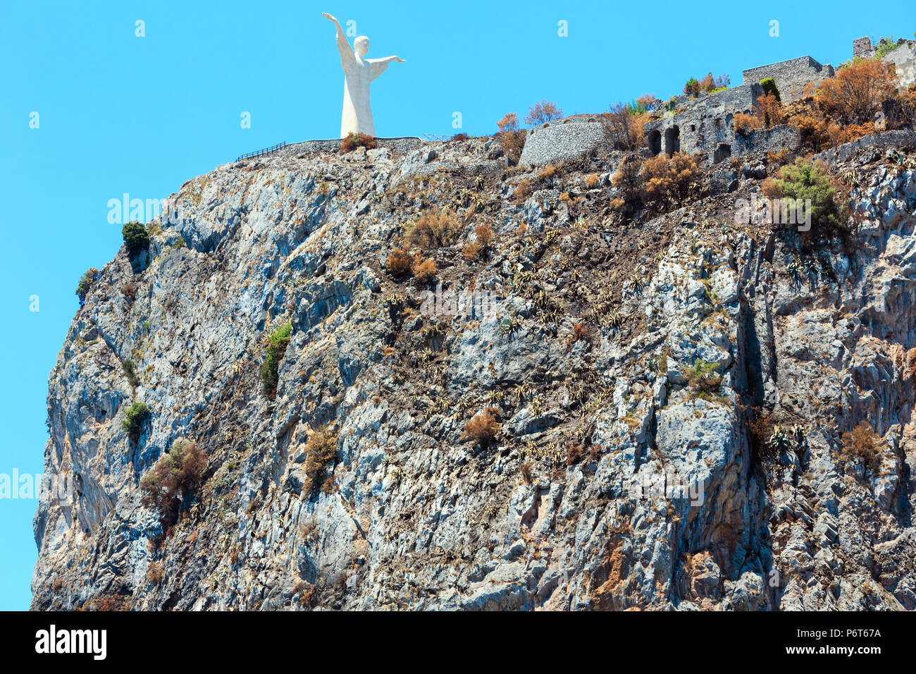 MARATEA, ITALIE - 20 juin 2017 : Le San Biagio montagne avec la statue du Christ Rédempteur (Cristo Redentore) sur la côte de la mer Tyrrhénienne près de Maratea Banque D'Images