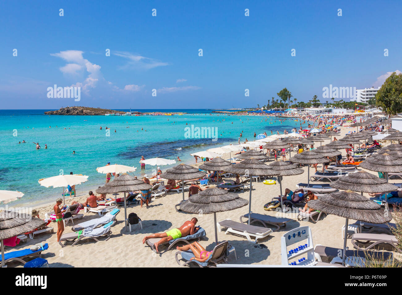 Les touristes à prendre le soleil sur la plage de Nissi près de Ayia Napa, Chypre Banque D'Images