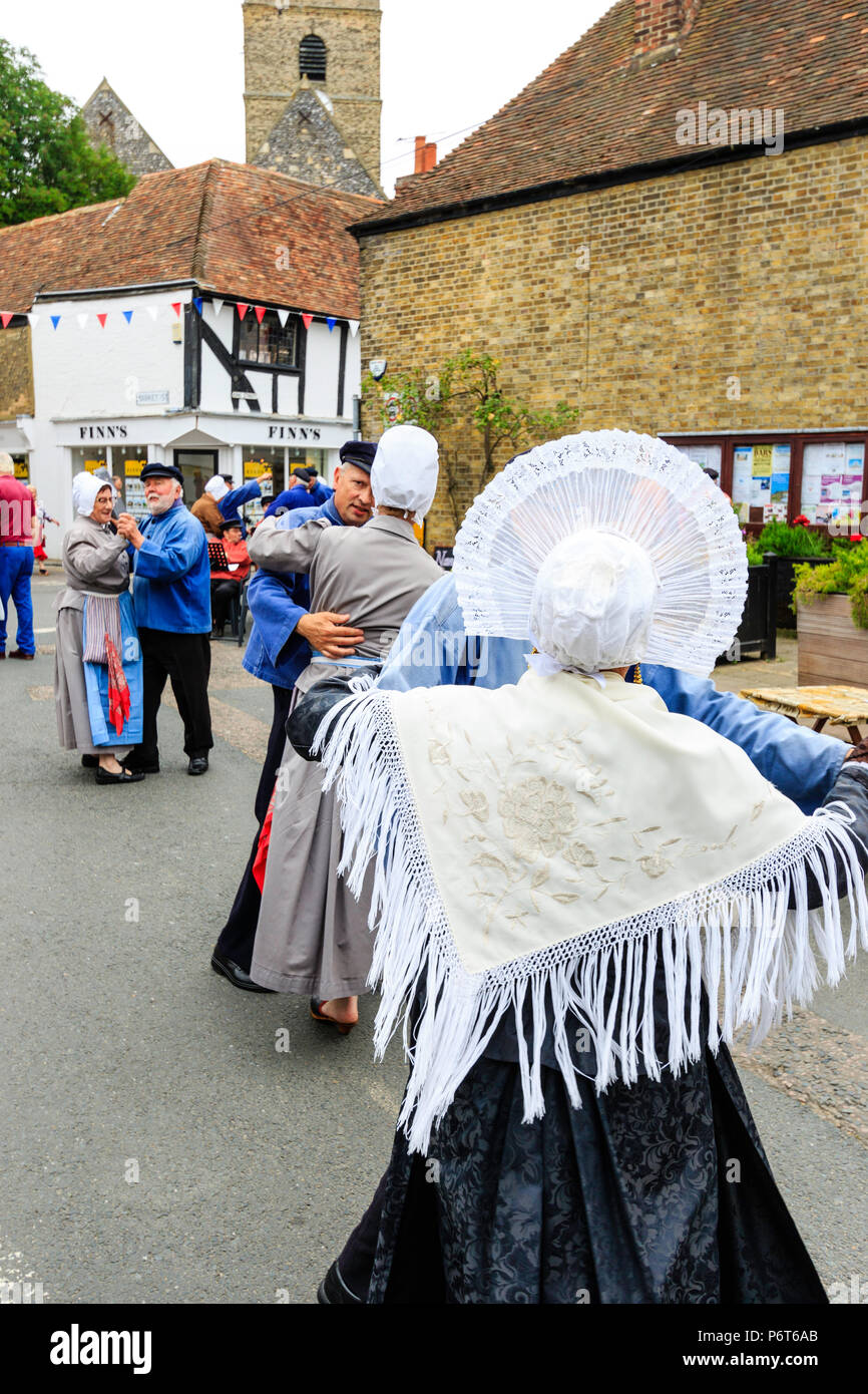 Les hommes et les femmes de la troupe de danse, les soleils Boulonnais, en dansant dans la rue pendant le week-end de la ville de Sandwich festival français. Banque D'Images