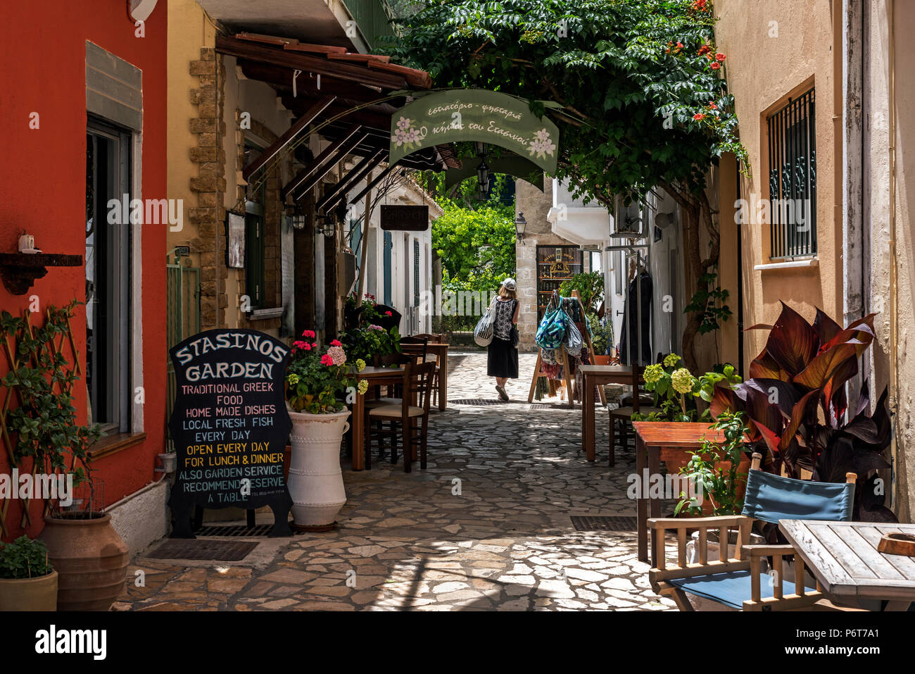 Une rue de village, Paxos Lakka. Banque D'Images