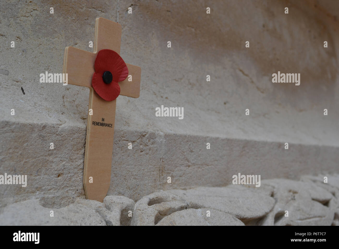 Poppy et croix de bois placée sur le mémorial de Thiepval, Somme, France, en souvenir des morts de la Première Guerre mondiale Banque D'Images