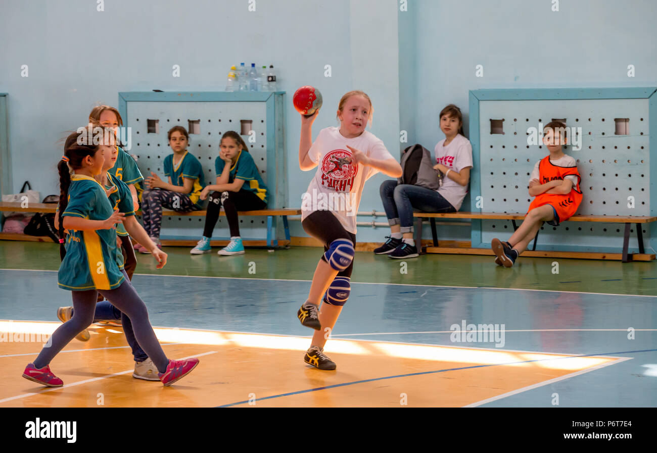 Russie Vladivostok 2018 Les Enfants Jouent Handball Intérieur