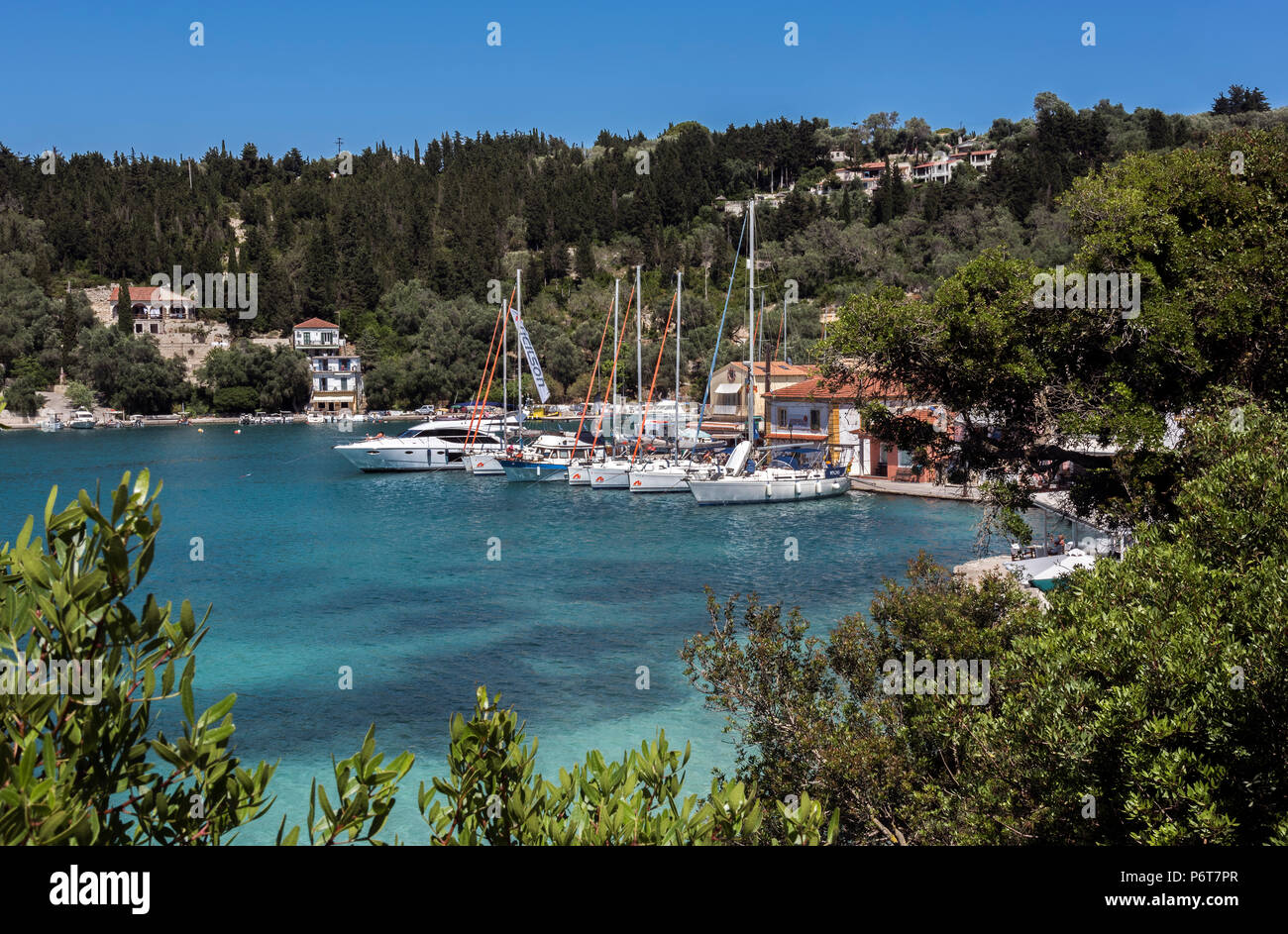 Yachts à Lakka Bay, Paxos. Banque D'Images