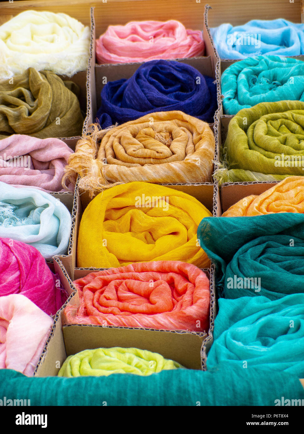 Foulards de différentes couleurs enroulé sur le comptoir des ventes Photo  Stock - Alamy