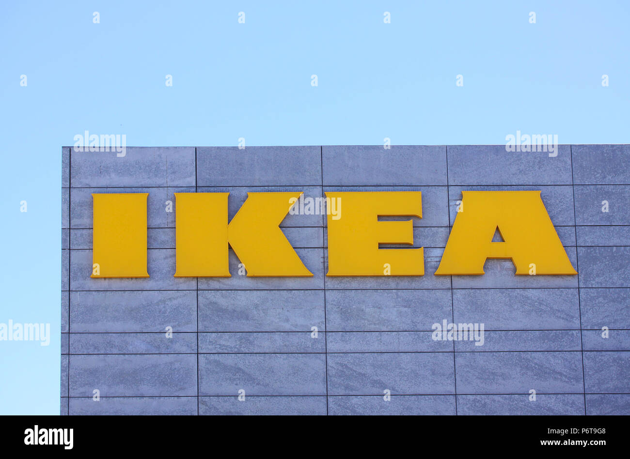 Copenhague, Danemark - 2 juillet 2018 : le logo IKEA sur le mur de type marché IKEA contre un ciel bleu. Ikea est le plus grand détaillant de meubles dans le monde Banque D'Images