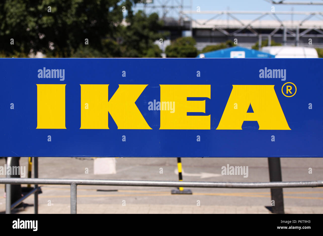 Copenhague, Danemark - 2 juillet 2018 : le logo IKEA sur le marché type IKEA au parking. Ikea est le plus grand détaillant de meubles dans le monde Banque D'Images