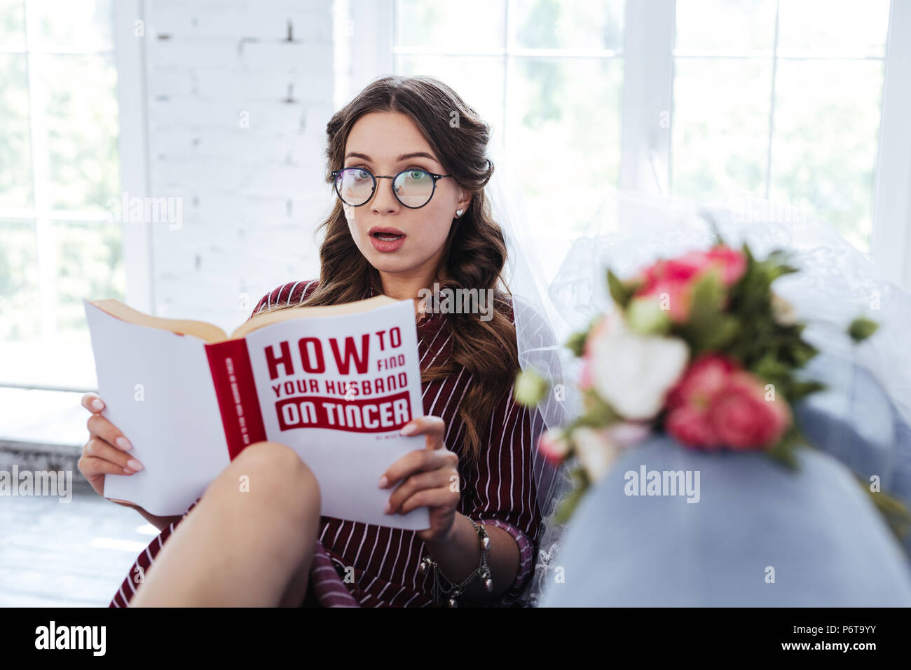 Jeune femme ayant un peu de repos en position couchée et de la lecture Banque D'Images