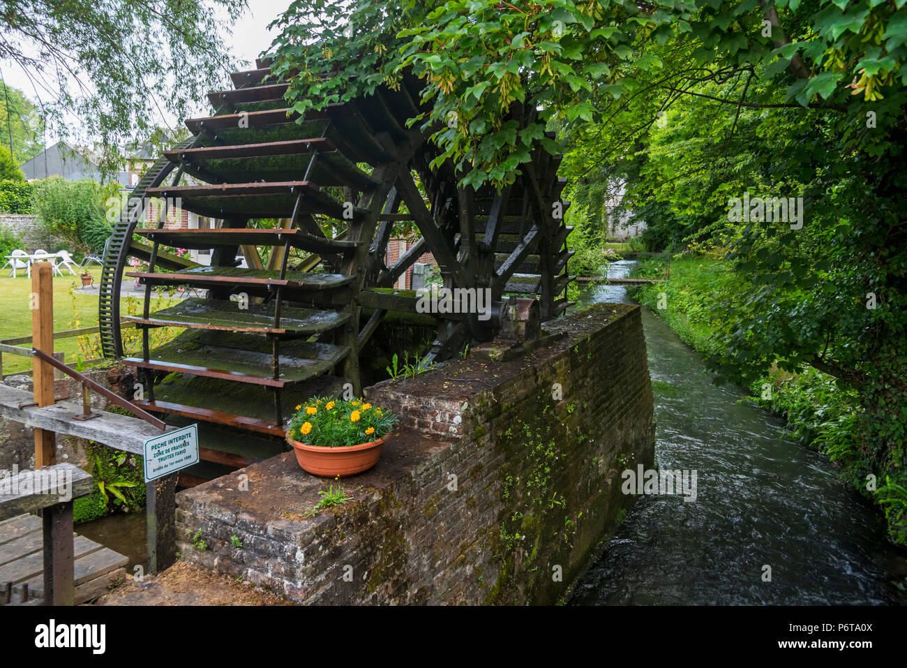 Ancien moulin à eau / moulin à eau sur la rivière le long de la Veules Champs-Élysées sentier à Veules-les-Roses, Seine-Maritime, Côte d'Albâtre, Normandie, France Banque D'Images