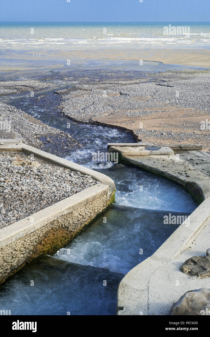 Sur l'exutoire de la rivière Plage / embouchure de la Veules, le plus petit fleuve de la mer à Sur l'exutoire de la rivière Plage / embouchure de la Veules, le plus petit fleuve de la mer à