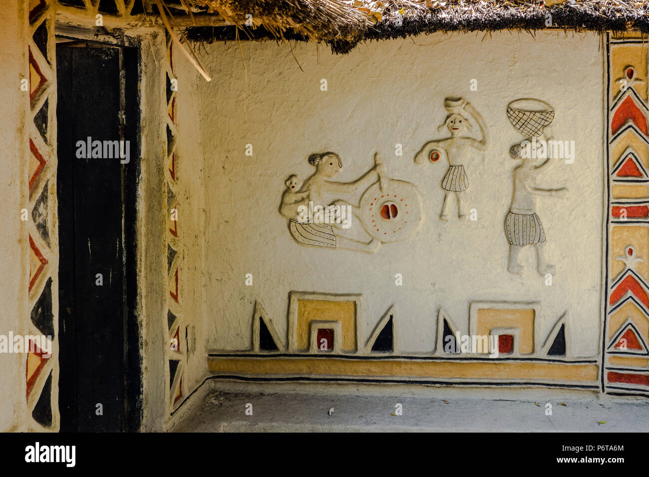 La pièce de décoration murale sur Gond Hut de Mandla District dans la région de l'Artisanat et métiers à museum, New Delhi, Delhi, Inde Banque D'Images