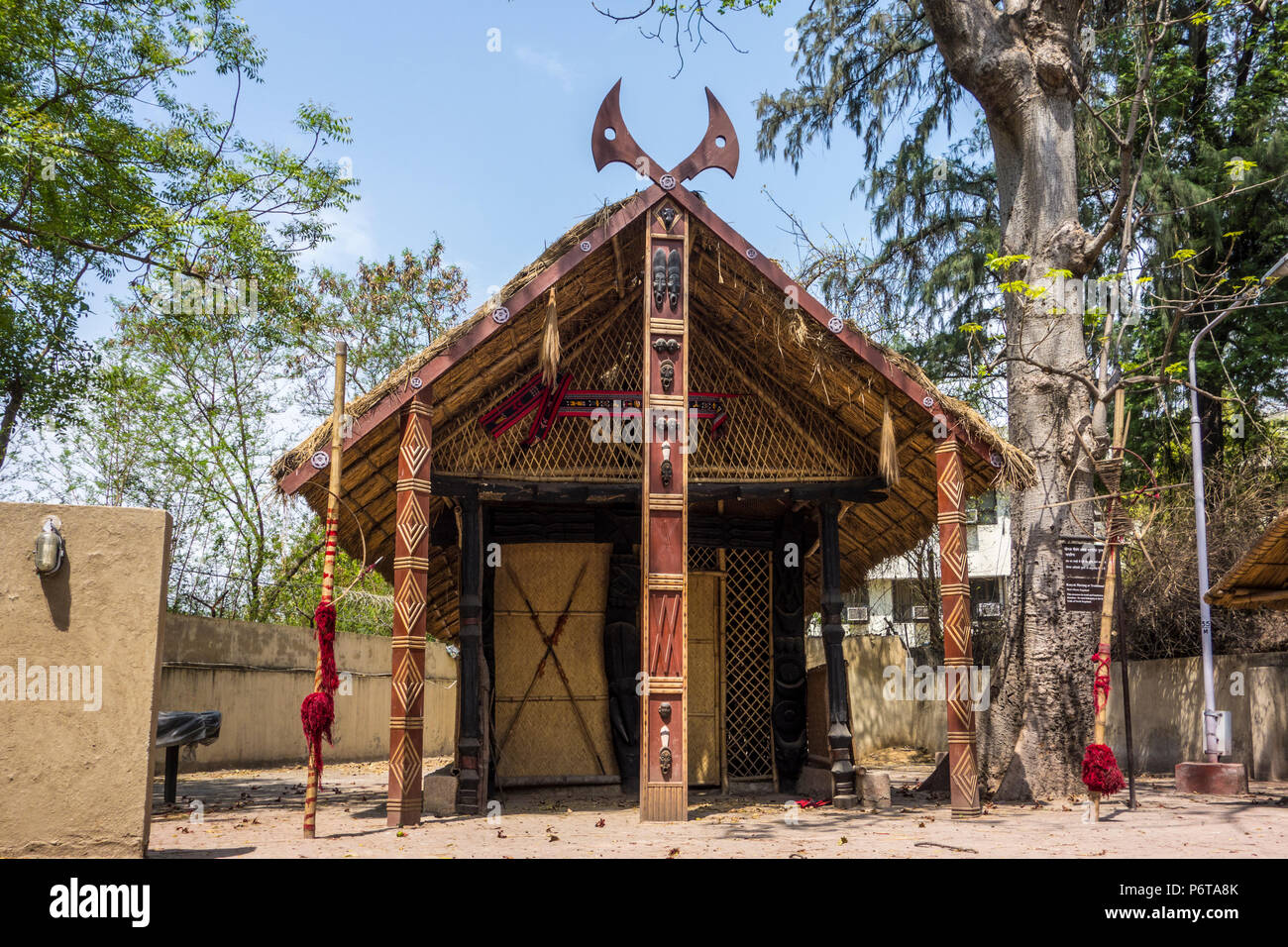 Konyak Morung ou traditionnelle maison des hommes pour les hommes de tribu Konyak au Nagaland, Musée national de l'Artisanat et métiers, New Delhi, Delhi, Inde Banque D'Images