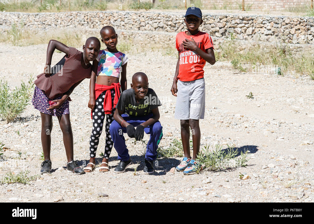 KHOHAXIS, NAMIBIE - le 21 mai 2018, quatre jeunes Africains deux filles et deux garçons qui pose pour la photo Banque D'Images