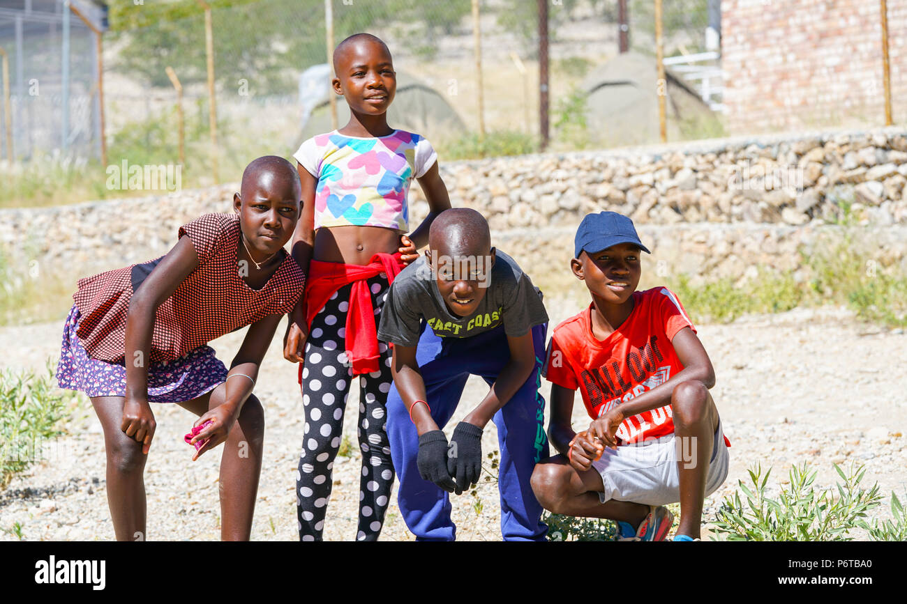 KHOHAXIS, NAMIBIE - le 21 mai 2018, quatre jeunes Africains deux filles et deux garçons qui pose pour la photo Banque D'Images