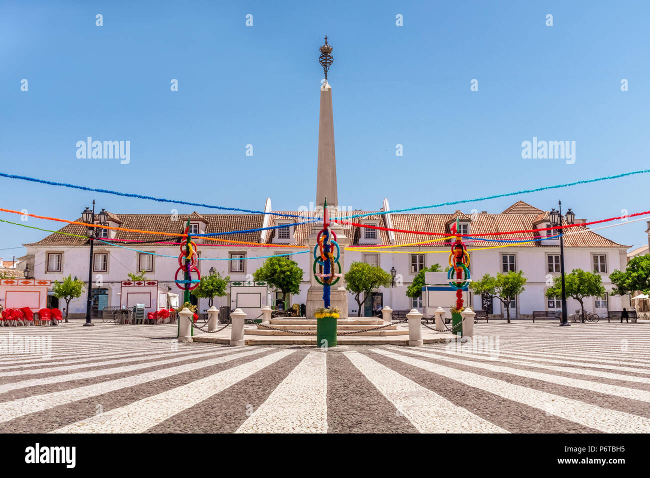 Vila Real de Santo Antonio, Algarve, Portugal. L'attrayant et pavage monument de la place principale de la ville avec le festival bunting Banque D'Images