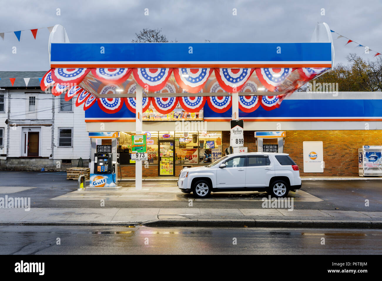 Palatine Bridge, New York, USA : une station essence à un golfe Cumberland Farms dépanneur, retapé avec bunting pour une réouverture. Banque D'Images