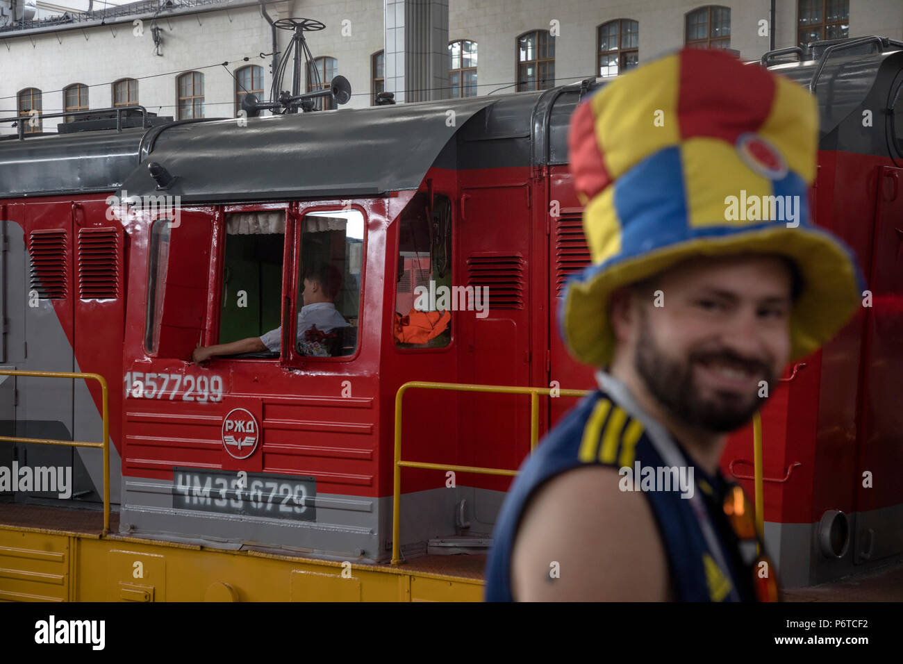 Un supporter de football se tient sur la plate-forme de la gare Kazansky près de free ride train pour les fans de football de la FIFA 2018 Coupe du Monde à Moscou, Russie Banque D'Images