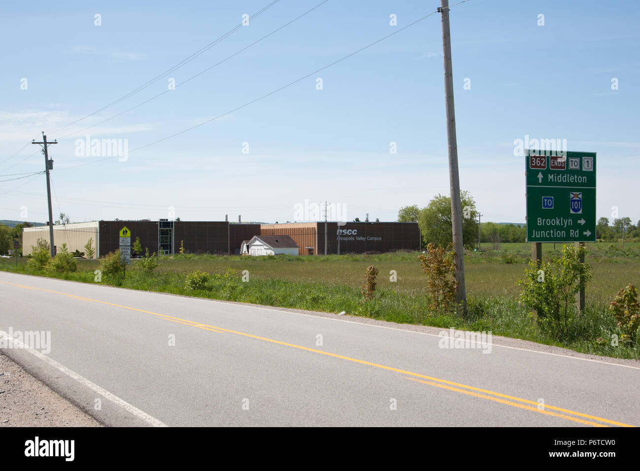 4 juin 2018- Middleton, Nouvelle-Écosse : l'Annapolis Valley Campus du Nova Scotia Community College, avec un panneau routier indiquant les communautés de Banque D'Images