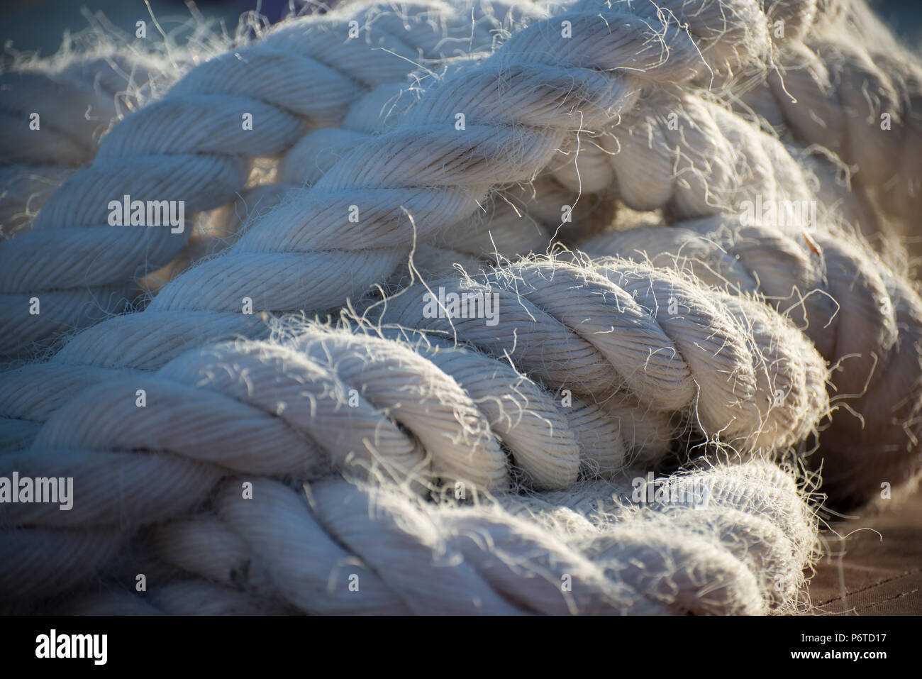 Pile de corde sur le pont d'une péniche Banque D'Images