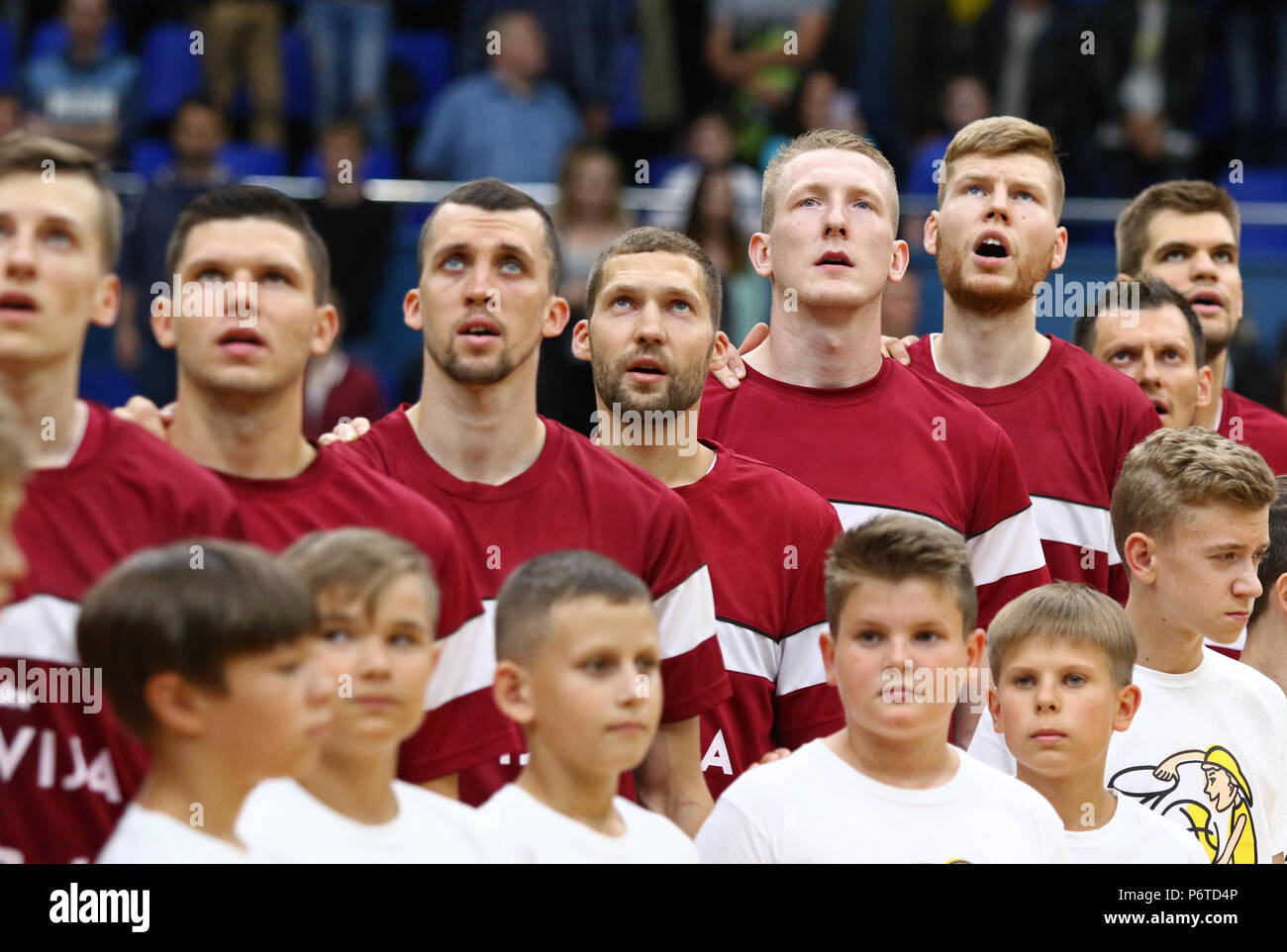 Kiev, UKRAINE - 1 juillet 2018 : Les joueurs de l'Équipe nationale de Lettonie écouter hymne nationale avant la Coupe du Monde de la FIBA 2019 qualificatifs européens match contre Banque D'Images