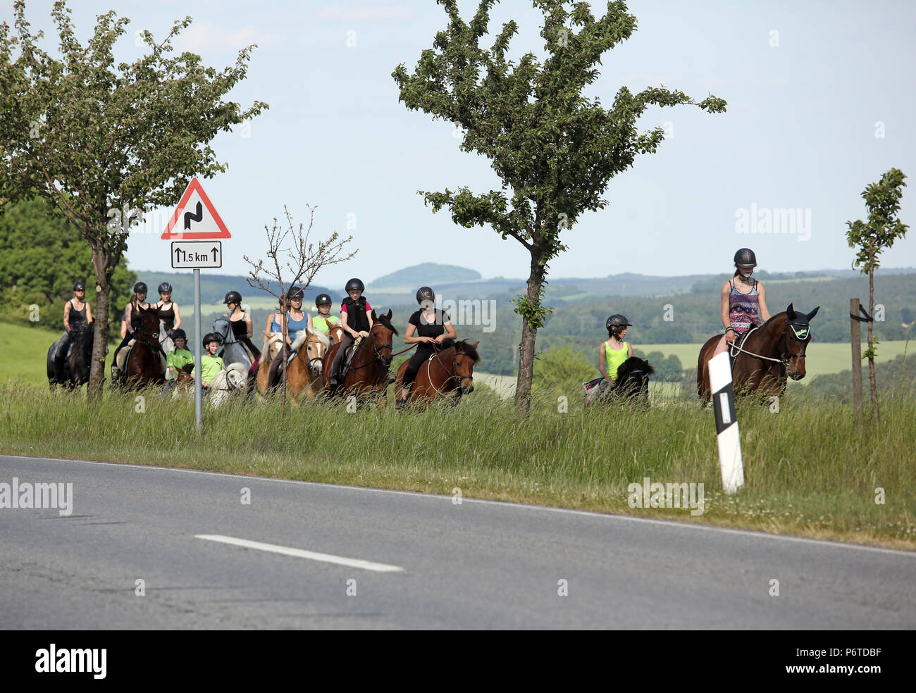 Oberoderwitz, les femmes et les jeunes filles à cheval à côté d'une route de campagne Banque D'Images