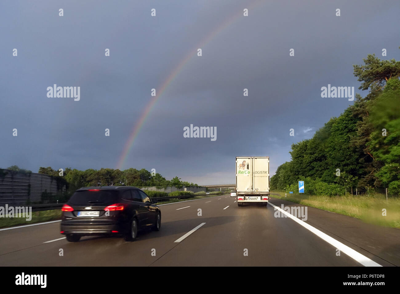 Magdeburg, Allemagne, arc-en-ciel sur l'A2 Banque D'Images