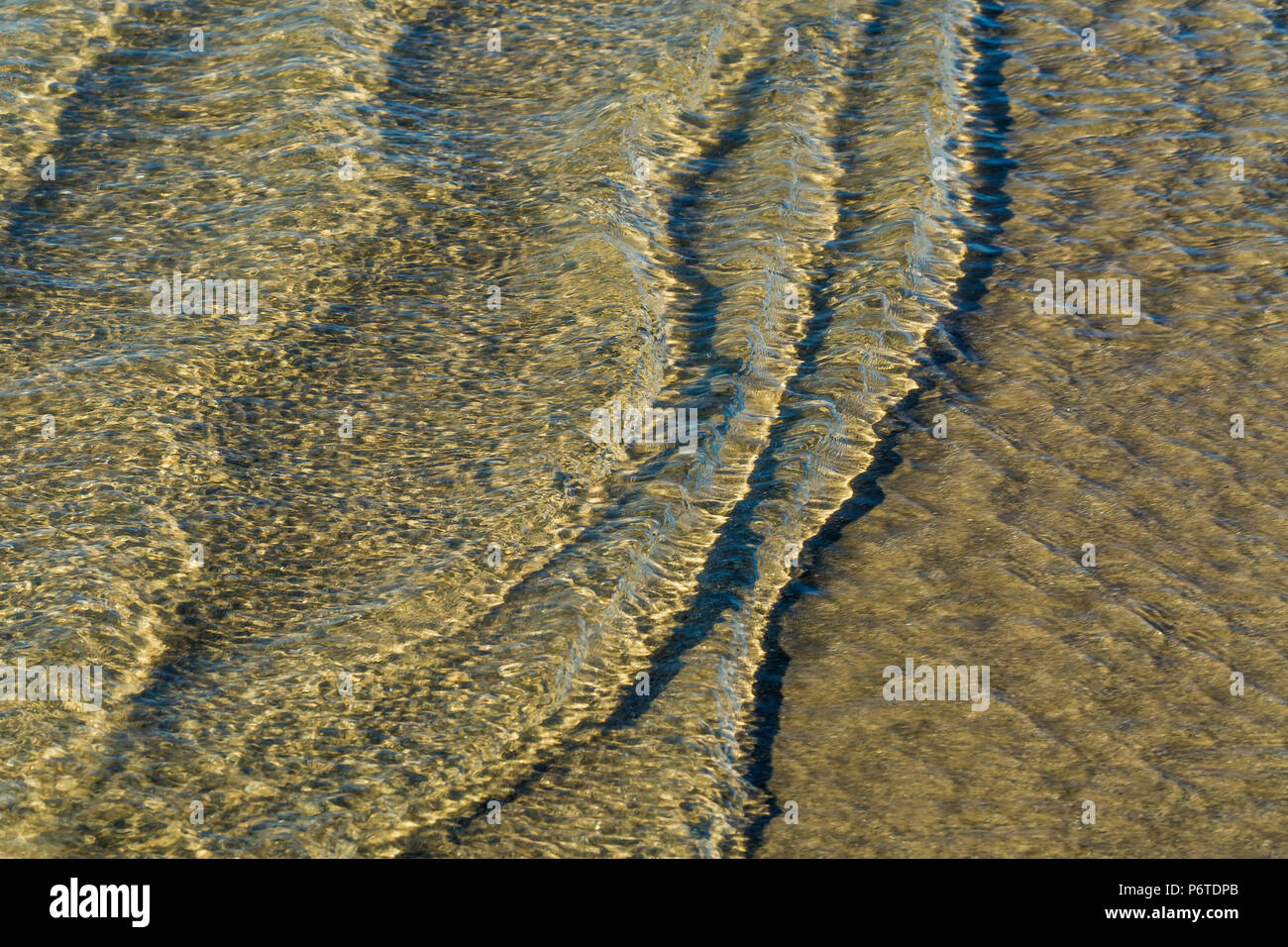 Motif formé par eau retour à l'océan comme une vague recule, sur Shi Shi Beach le long de l'océan Pacifique à l'Olympic National Park, Washington Sta Banque D'Images