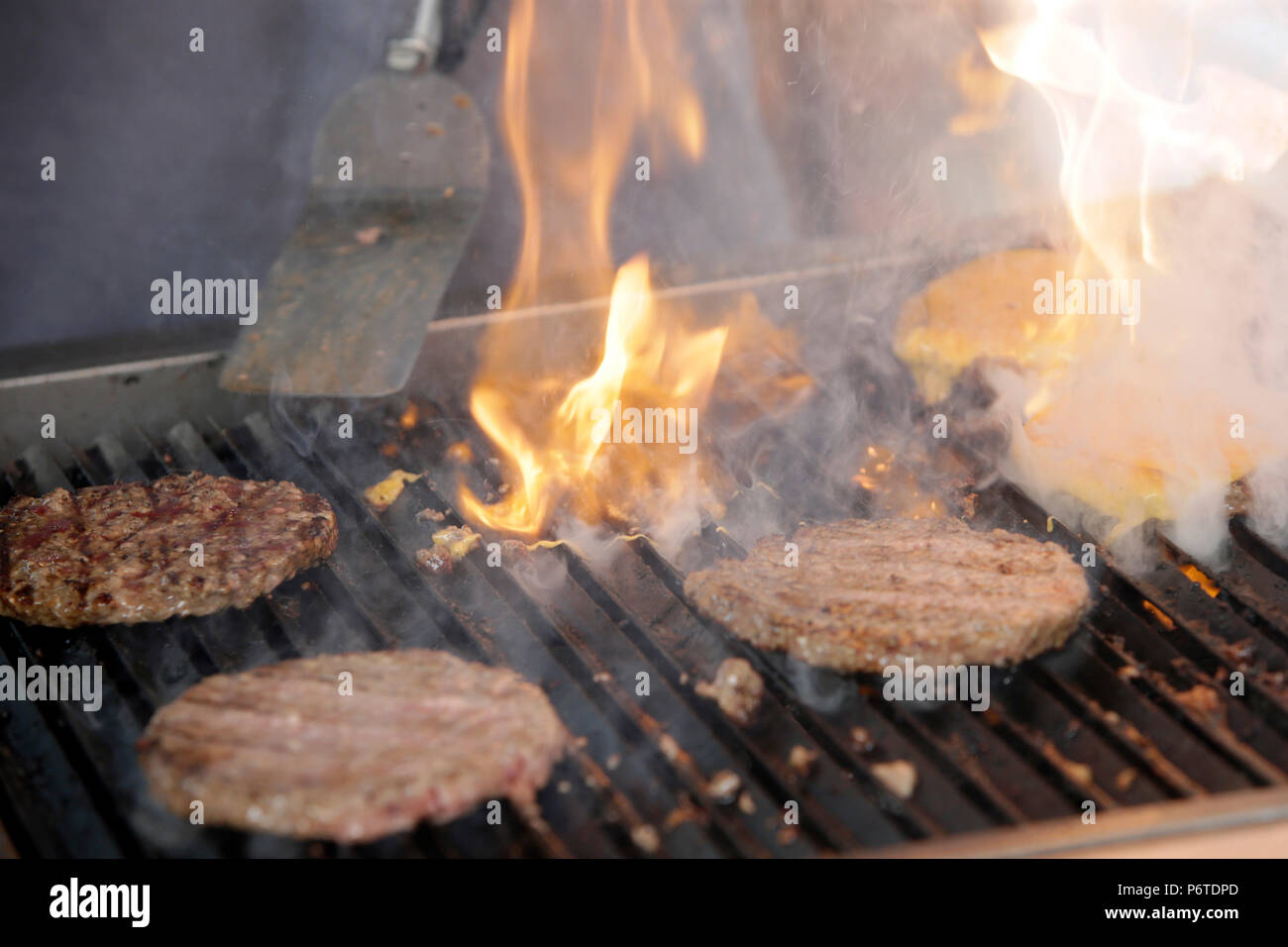 Berlin, Allemagne, les hamburgers sont cuites sur un grill Banque D'Images