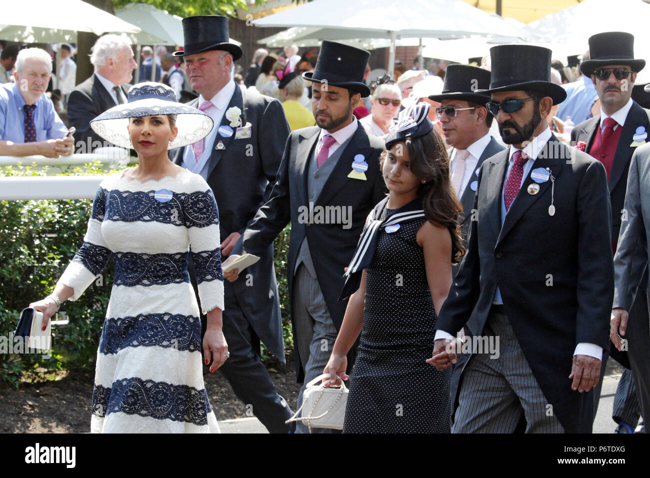 Le Royal Ascot, Sheikh Mohammed bin Rashid Al Maktoum, sa fille Jalila et son épouse la princesse Haya de Jordanie arrivant à la parade ring Banque D'Images