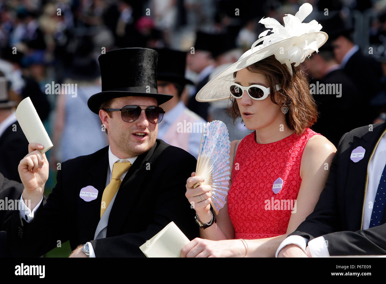 Le Royal Ascot, couple en vêtements élégants en attente de la prochaine course Banque D'Images