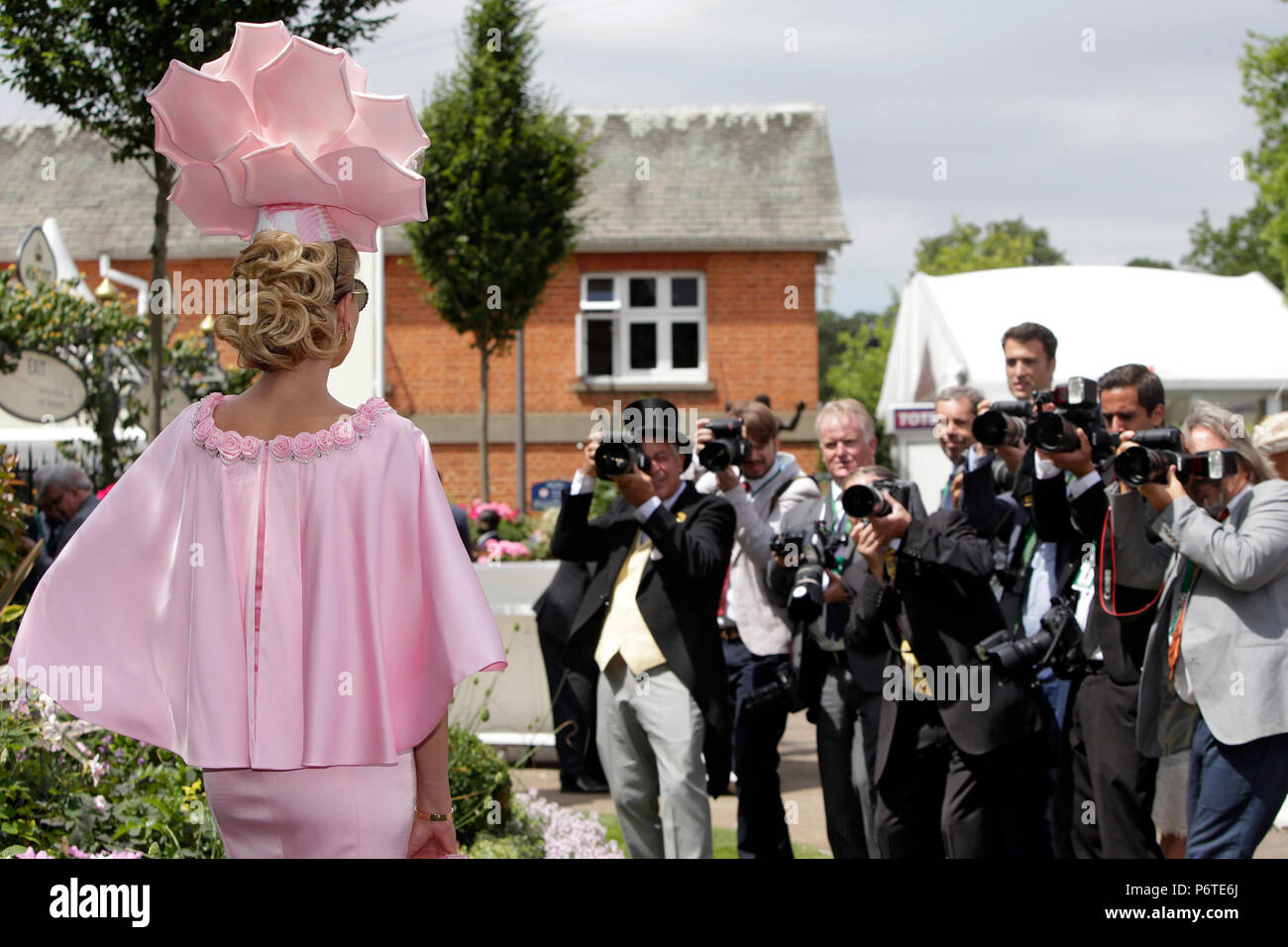 Royal Ascot, Fashion, le Ladies Day, les photographes ont l'accent sur l'actrice Natalia Kapchuk Banque D'Images