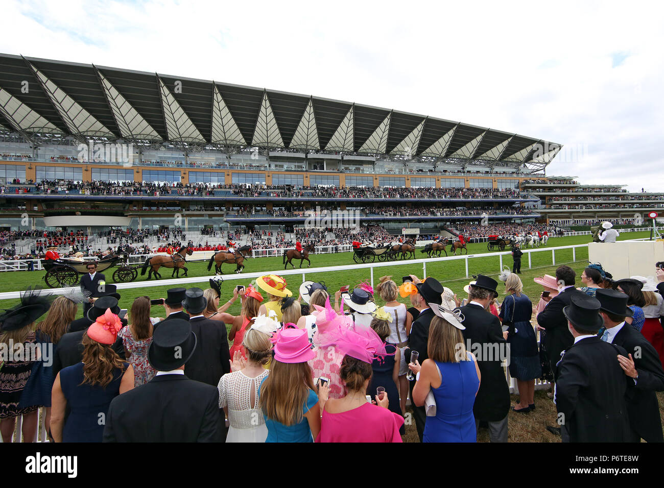 Le Royal Ascot, défilé royal. La reine Elizabeth II en arrivant à l'hippodrome Banque D'Images