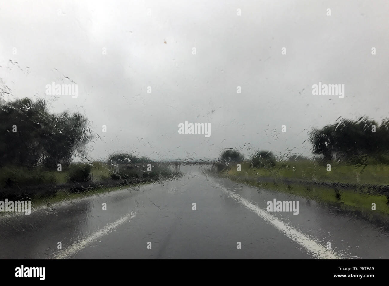Berlin, Allemagne, la mauvaise visibilité lors de fortes pluies sur une route de campagne Banque D'Images