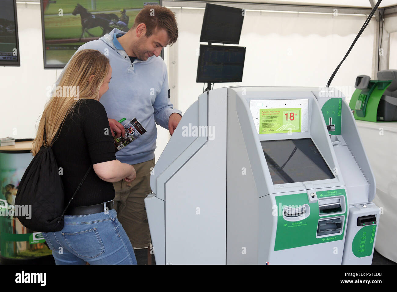 Hambourg, l'homme et la femme sont debout devant une machine à sous Banque D'Images